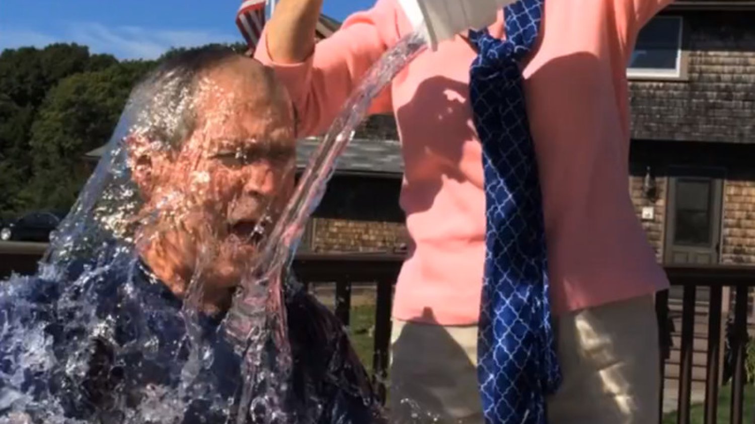 W #IceBucketChallenge wziął nawet udział George Bush.