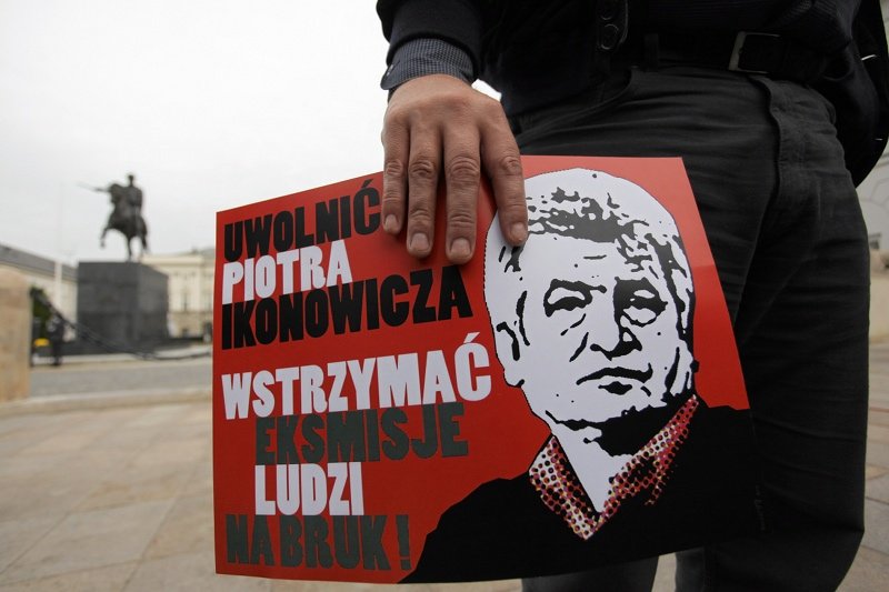 30.10.2013 Warszawa , Pałac Prezydencki . Członkowie partii Twój Ruch protestują w obronie aresztowanego rano Piotra Ikonowicza