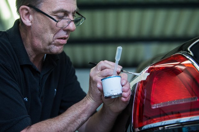 Mark Court pół życia poświecił jednemu zajęciu, odręcznemu malowaniu  linii na limuzynach Rolls-Royce