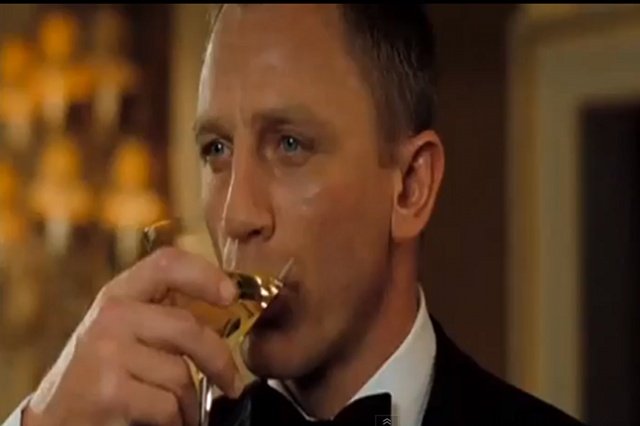 Lekarze nie mają wątpliwości – James Bond jest alkoholikiem (na zdjęciu Daniel Craig jako agent 007)