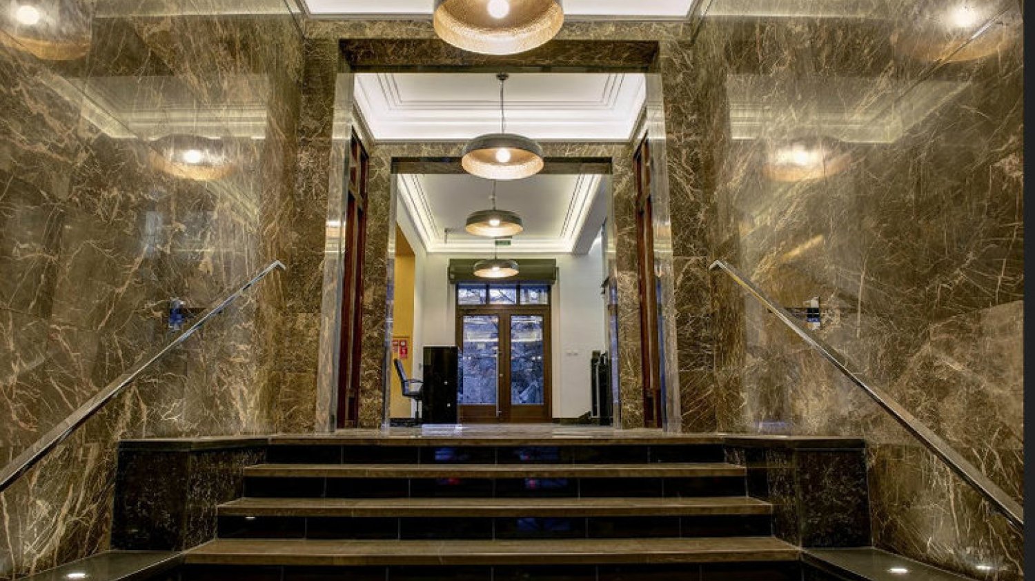 Wnętrze kamienicy przy Pięknej 19 - odnowione w duchu art deco