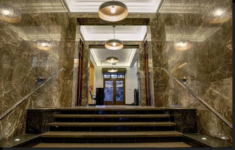 Wnętrze kamienicy przy Pięknej 19 - odnowione w duchu art deco