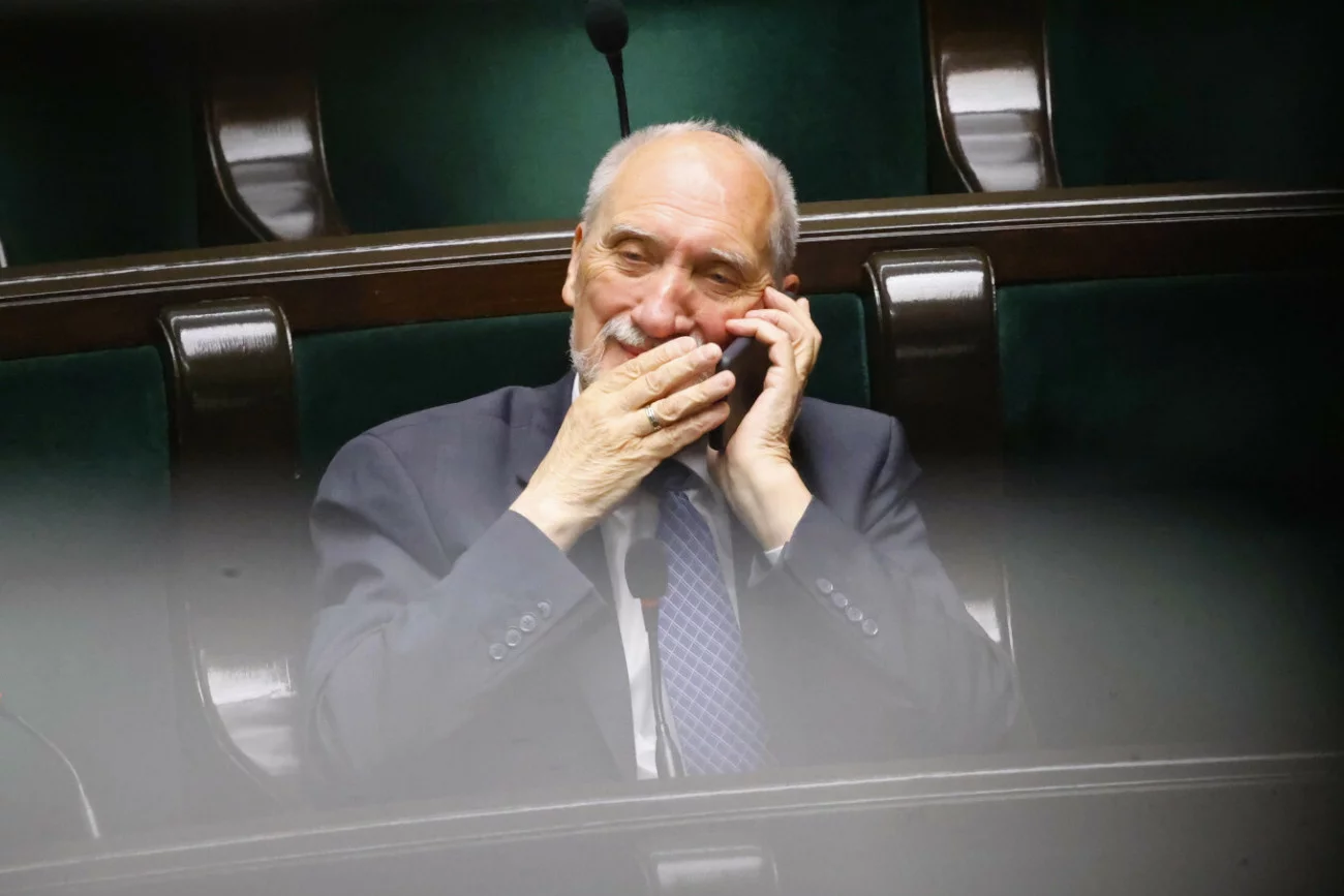 MON odpalił kolejną bombę: Jak w trakcie pandemii Macierewicz spotkał się z Rosjaninem Antoni Macierewicz