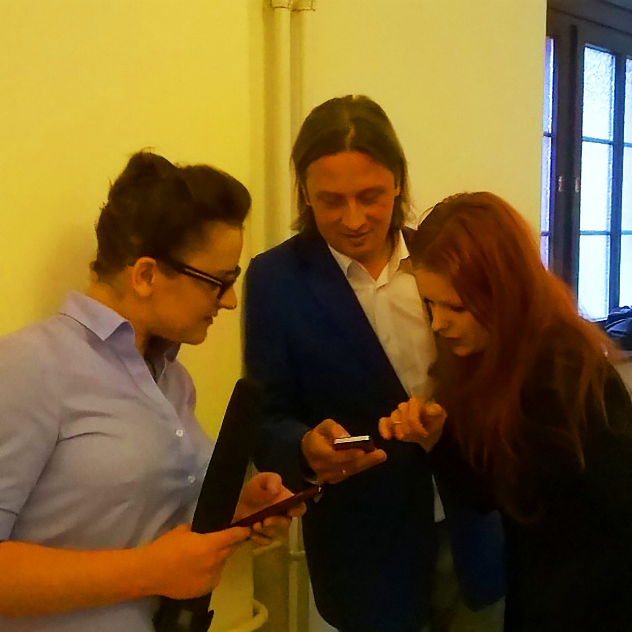 Dorota Zgłobicka, żona Zbigniewa Rybczyńskiego, konsultuje się z mecenasem Tomaszem Okińczycem po wygranym procesie reżysera przeciwko Bogdanowi Zdrojewskiemu