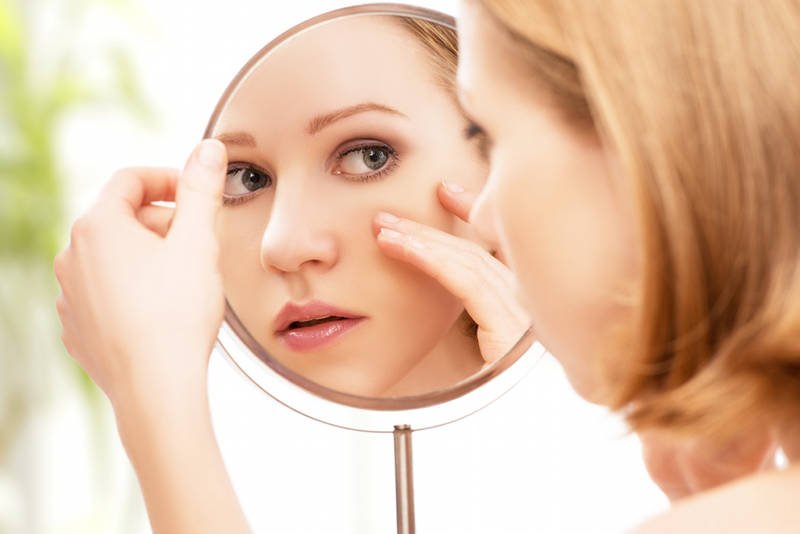 Błyszcząca skóra, zaskórniki i grudki zapalne, to objawy trądziku wieku dorosłego. Wizyta u dermatologa to jedyny sposób, żeby go wyleczyć