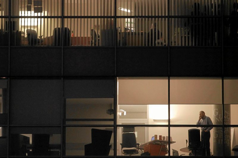 Korporacje pracują do późnej nocy. Zdjęcie jest tylko ilustracją do tekstu.