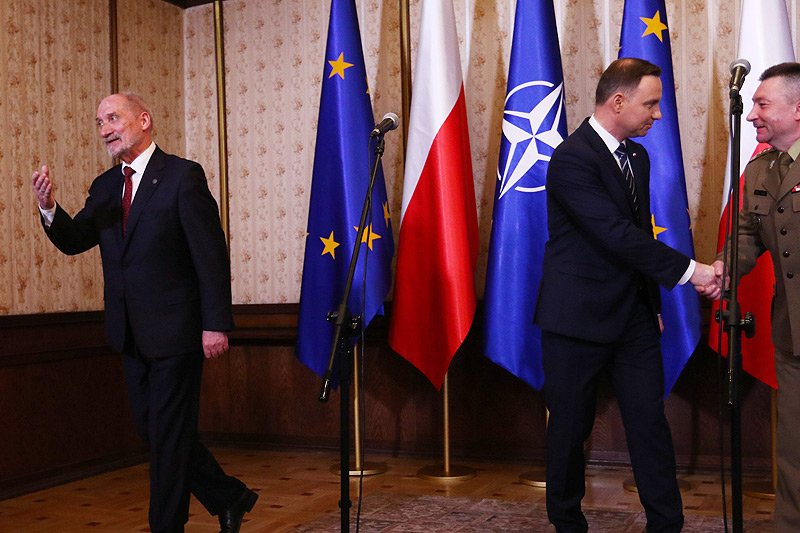 Szef MON Antoni Macierewicz i prezydent Andrzej Duda szybko uciekli z konferencji, na której mogły paść pytania o nową aferę z Bartłomiejem Misiewiczem.