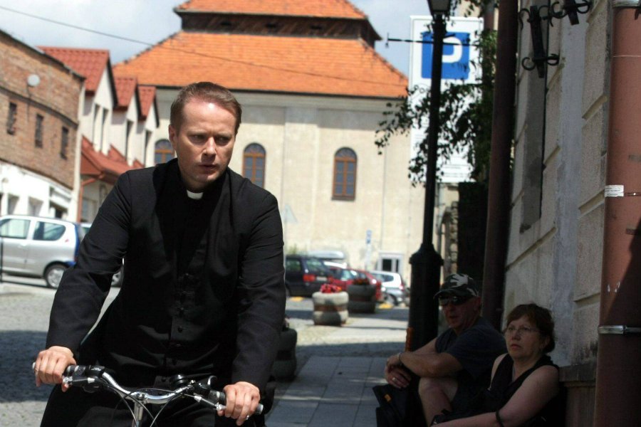 Ojciec Mateusz jeszcze nie wie, jaki los zgotowali mu internauci w ramach akcji #InnyOjciecMateusz.