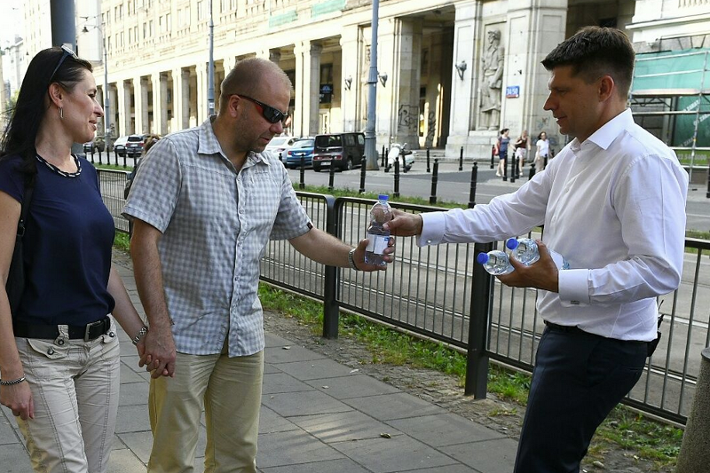 Petru nie boi się upału i ratuje warszawiaków od gorąca.