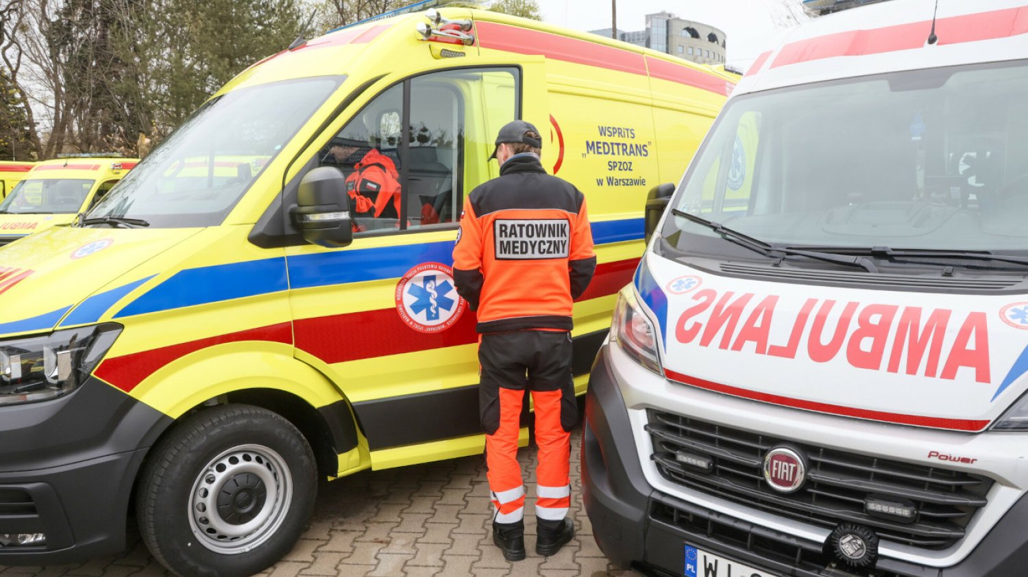 W całej Polsce nastąpi zmiana floty karetek pogotowia, będą jeździć tylko ambulansy w kolorze żółtym, a nie białym.