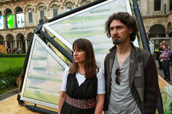 Zdjęcia od [url=http://www.ecologicstudio.com/v2/projects.php?idsubcat=4]EcoLogicStudio[/url] Para projektantów na tle swojego prototypu.