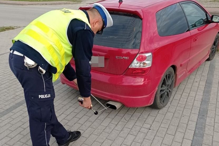 Policja z Ryk sprawdza samochód sonometrem.