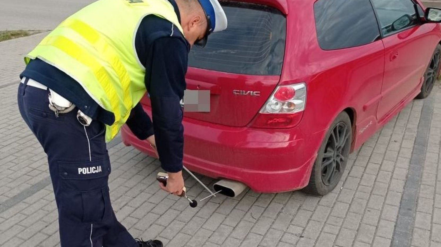 Policja z Ryk sprawdza samochód sonometrem.