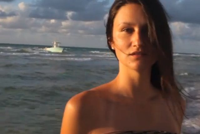 Nielegalni imigranci zakłócili sesję nagraniową modelki