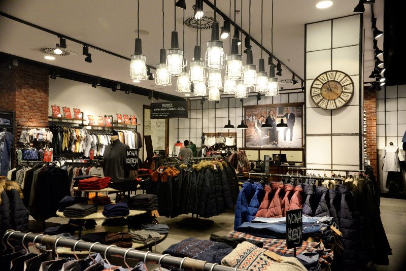 Po Świętach Bożego Narodzenia i po sylwestrowych balach ludzie próbują zwracać ubrania na wiele różnych sposobów.