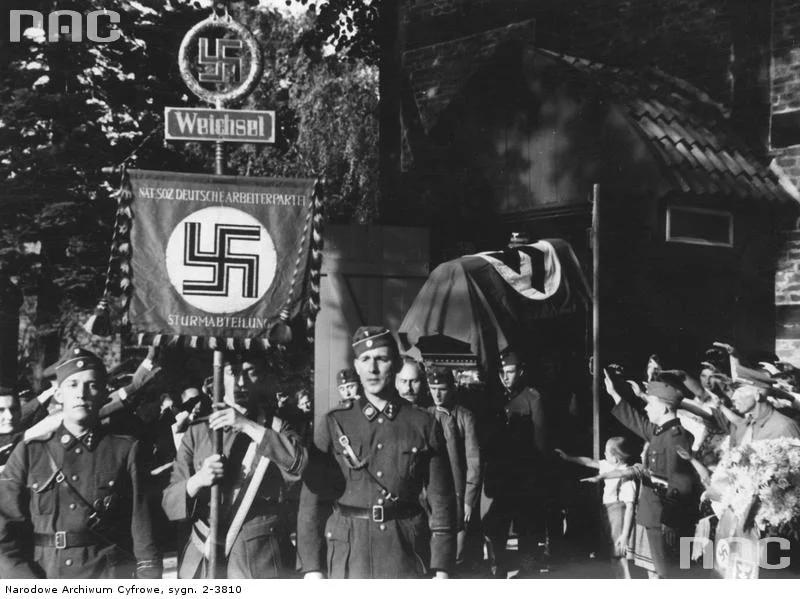 Pogrzeb zabitego 28 sierpnia 1939 roku przez polską straż graniczną, strażnika granicznego SA-manna Johanna Rusch`a, na cmentarzu na Sobieszewie. Pogrzeb był okazją do demonstracji antypolskich nastrojów.