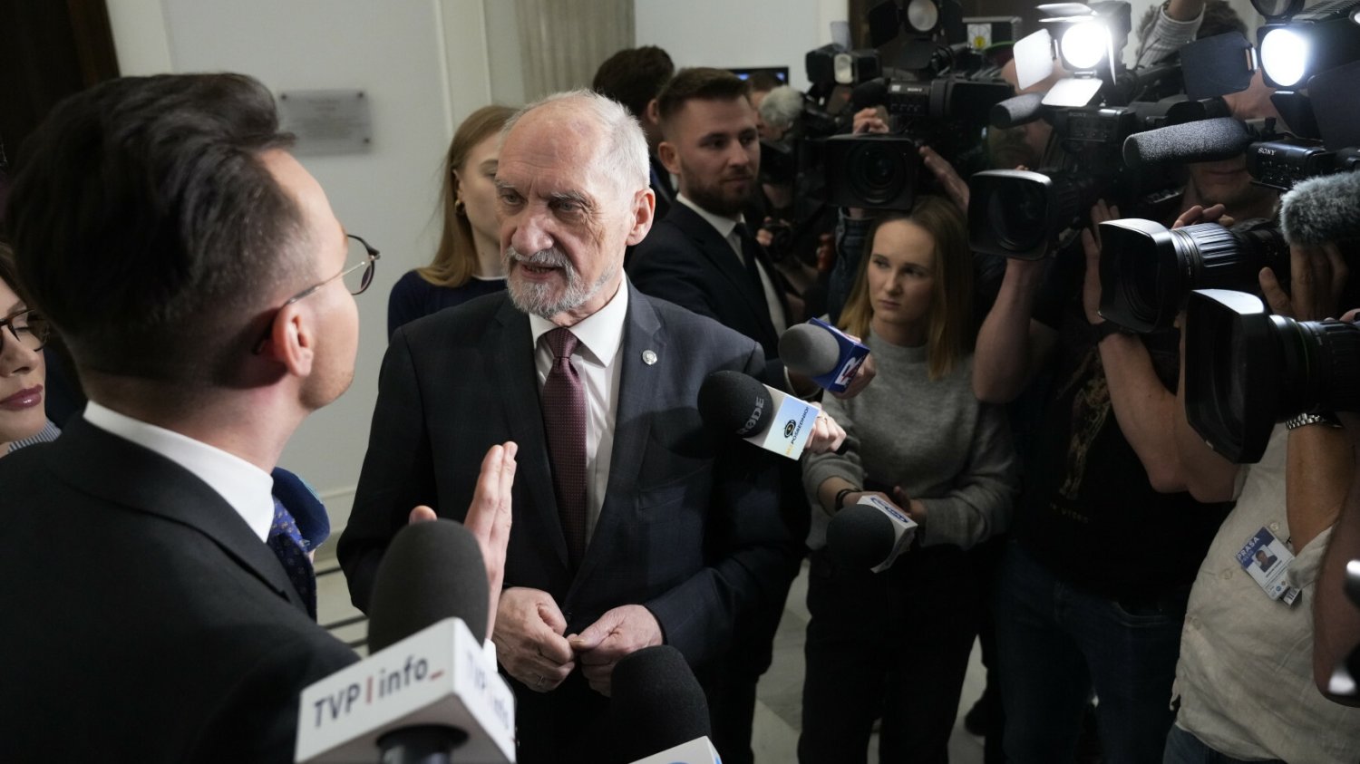 Awantura na korytarzu w Sejmie. W akcji sam Macierewicz