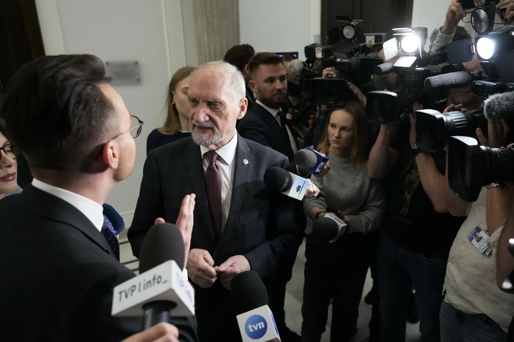 Awantura na korytarzu w Sejmie. W akcji sam Macierewicz