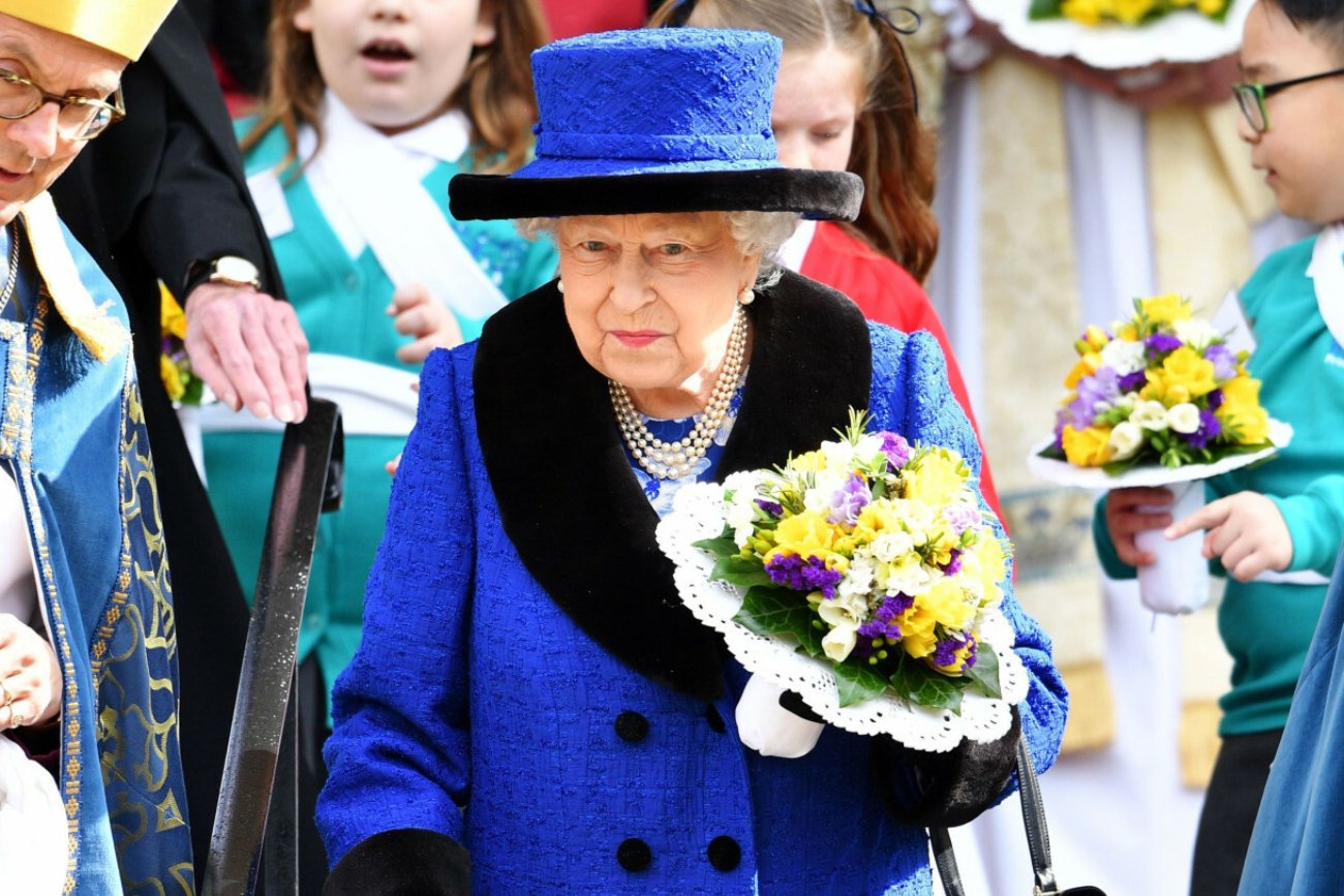 Poddani zaniepokojeni stanem zdrowia królowej Elżbiety