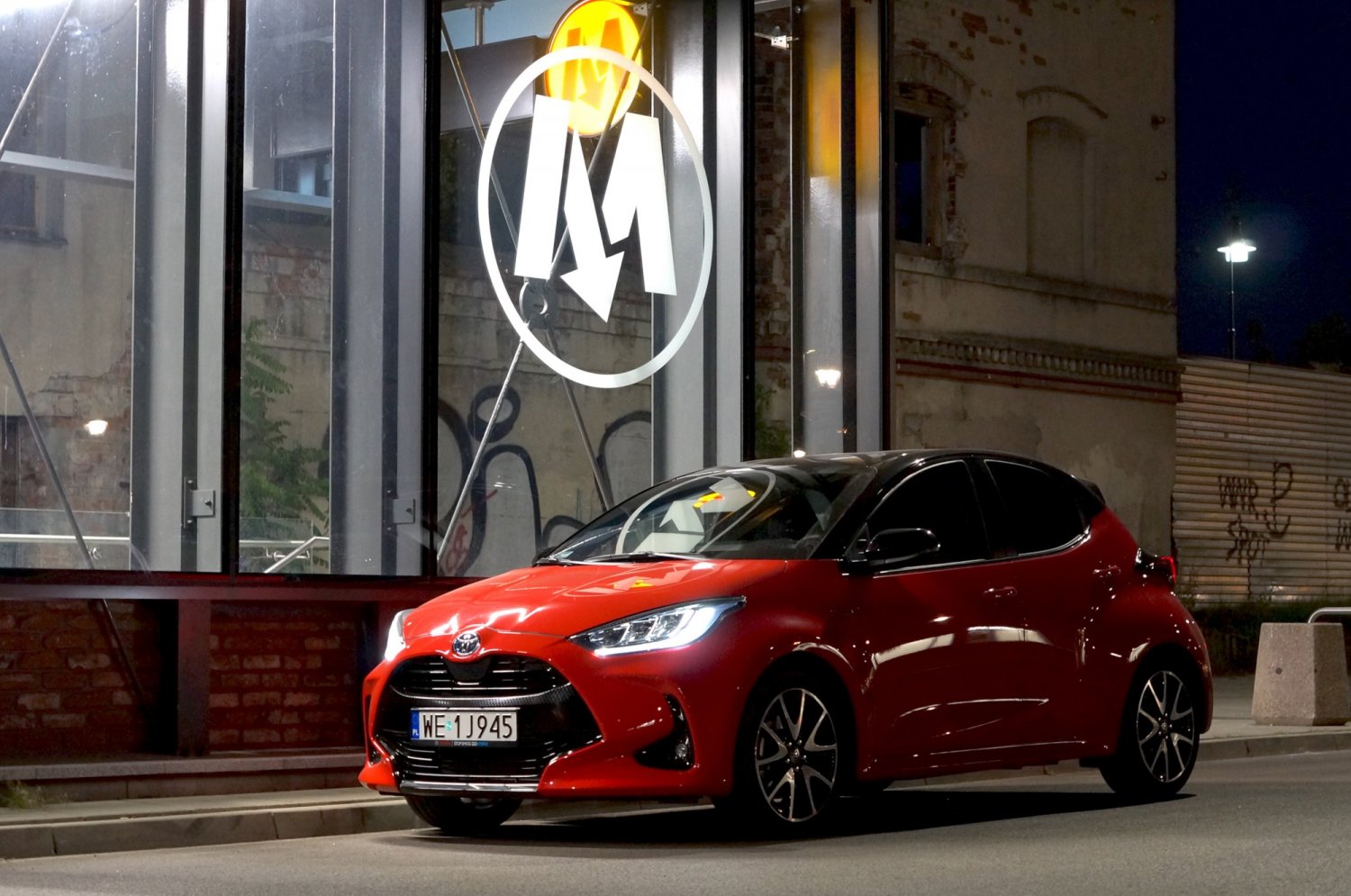 Nowa Toyota Yaris to nadal idealne auto do miasta. W wersji hybrydowej pozwala jeszcze sporo zaoszczędzić.