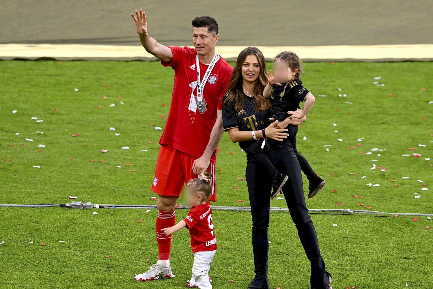 Robert Lewandowski z Anną Lewandowską i córkami - Klarą i Laurą