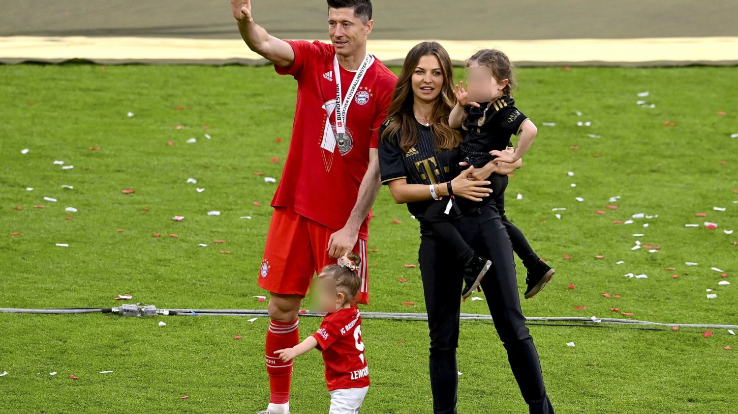 Robert Lewandowski z Anną Lewandowską i córkami - Klarą i Laurą