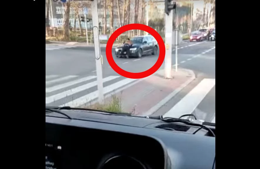 Do scen rodem z GTA San Andreas doszło w Bielsku-Białej. Kierowca wiózł na masce pieszego.