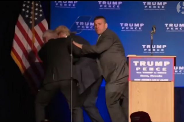 Donald Trump został wyprowadzony przez agentów Secret Service.