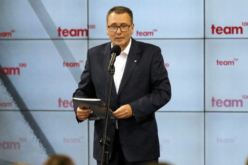 Prezes Polskiej Fundacji Narodowej ma problemy w mediach, ale w domu też jest ciężko.