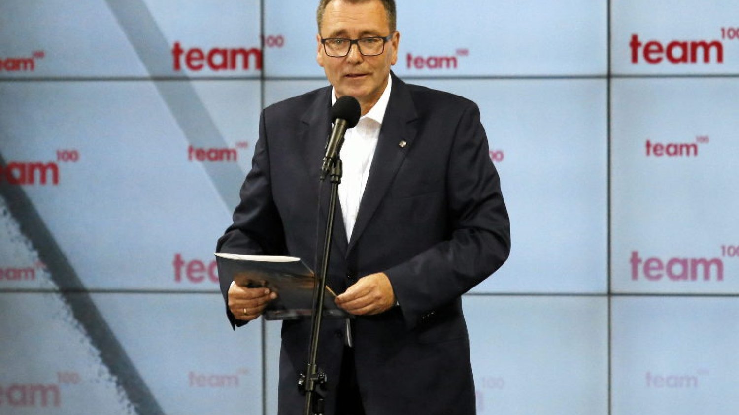 Prezes Polskiej Fundacji Narodowej ma problemy w mediach, ale w domu też jest ciężko.