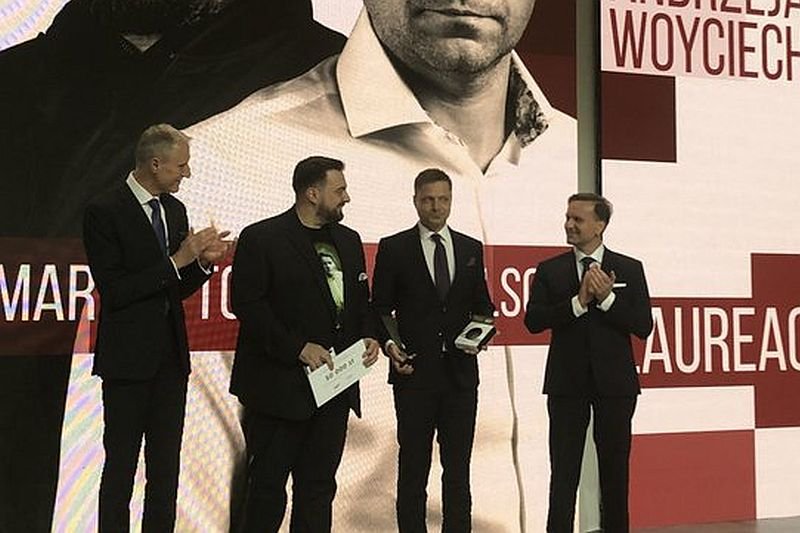 Już na oko widać, jak dużo schudł Tomasz Sekielski. Dziennikarz wraz z bratem Markiem odebrał nagrodę Radia Zet za film "Tylko nie mów nikomu" o pedofilii w Kościele.