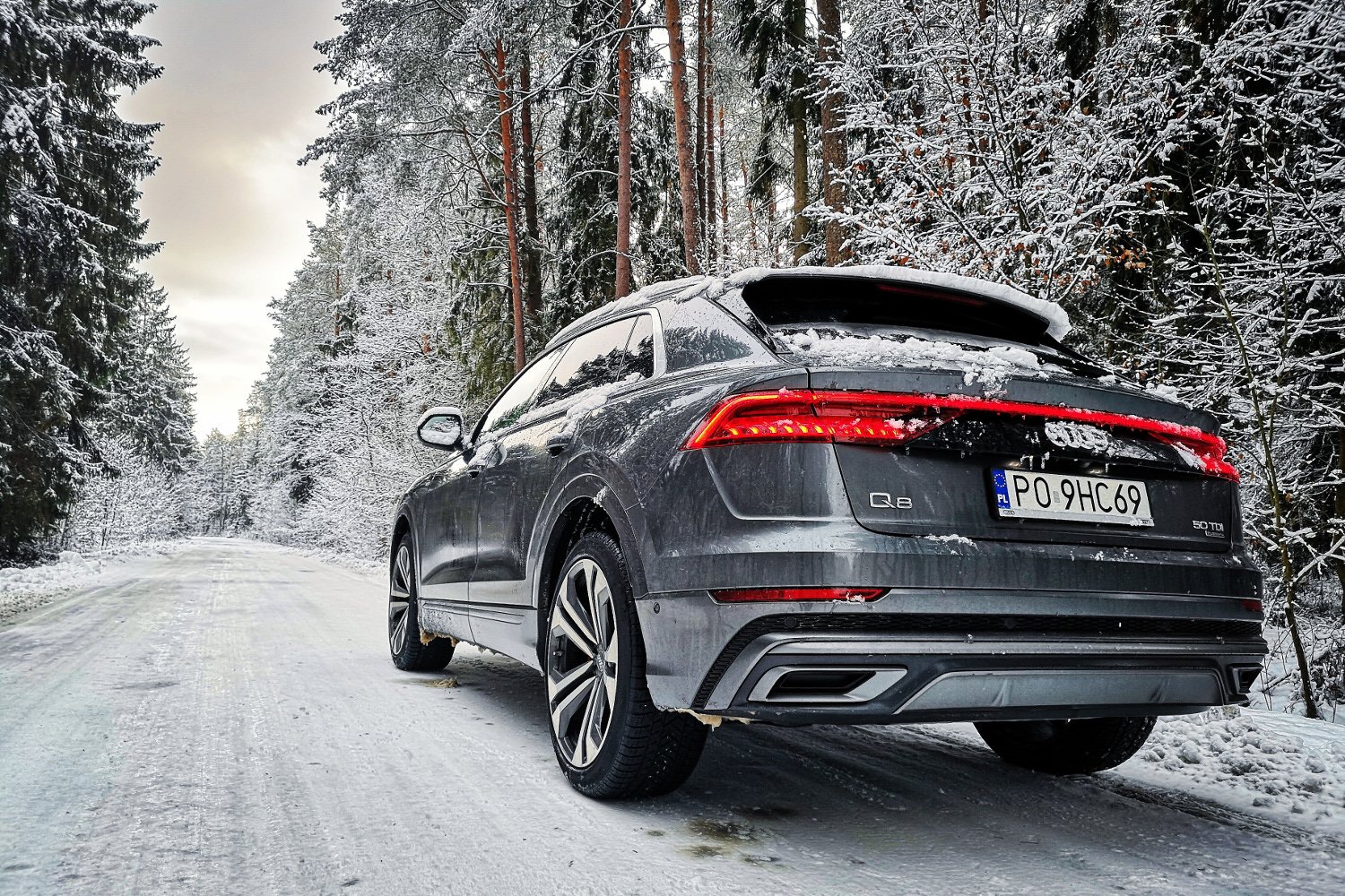 Audi Q8 w zimowej scenerii prezentuje i czuje się naprawdę dobrze.
