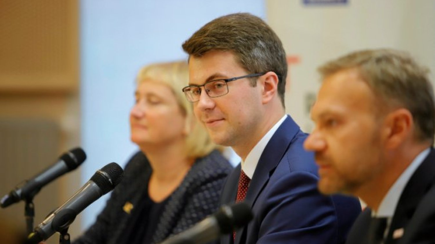 Rzecznik rządu Piotr Muller przyznał, że możliwe jest wprowadzenie lockdownów tylko dla najbardziej zagrożonych powiatów.