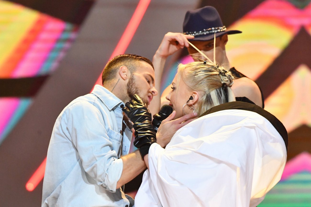 Pocałunek Darii i tancerza na Polsat SuperHit Festiwal. Artystka tłumaczy