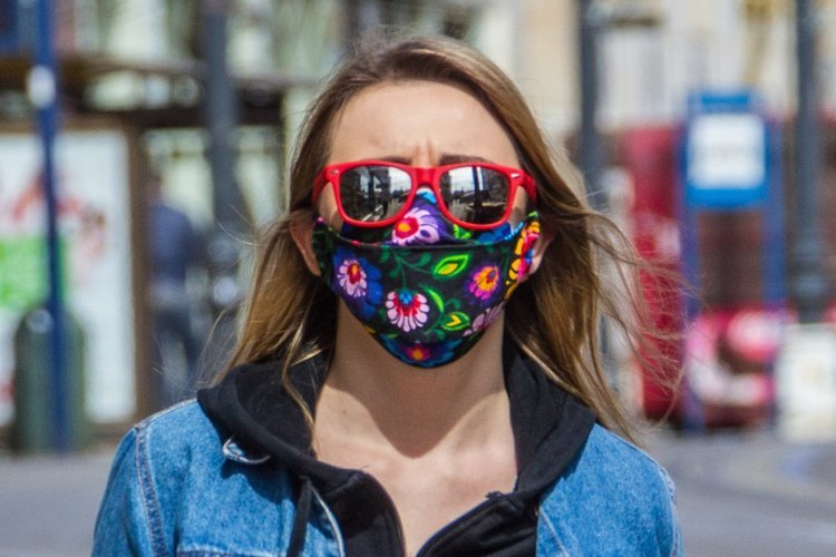 Polacy chcą kar za nienoszenie maseczek ochronnych miejscach oraz transporcie publicznym.