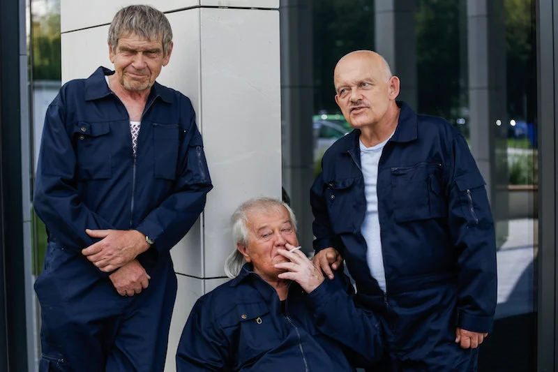 Od lewej: Lech Dyblik, Marian Dziędziel i Adam Ferency na planie filmu "Na bank się uda"