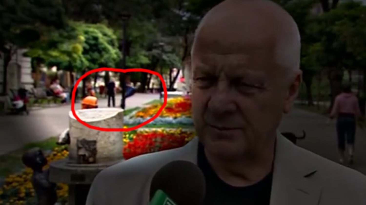 Takiego tła na "setce" dziennikarz TVP Info się nie spodziewał.