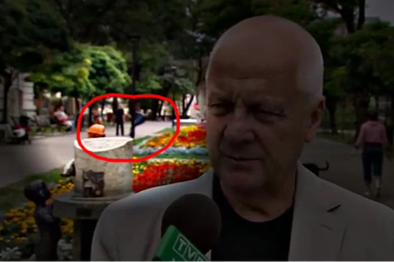 Takiego tła na "setce" dziennikarz TVP Info się nie spodziewał.