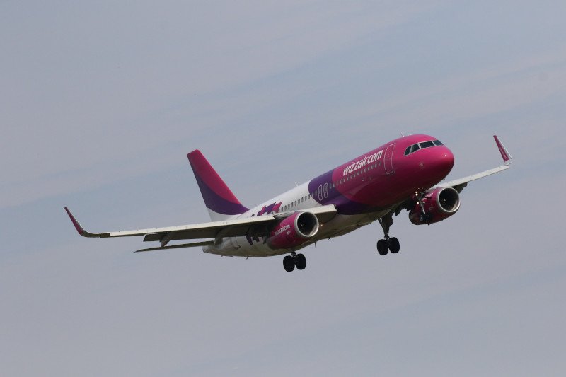 Pilot samolotu linii Wizzair zdecydował o zmianie lotniska. Zamiast w Gdańsku, wylądował w Warszawie.
