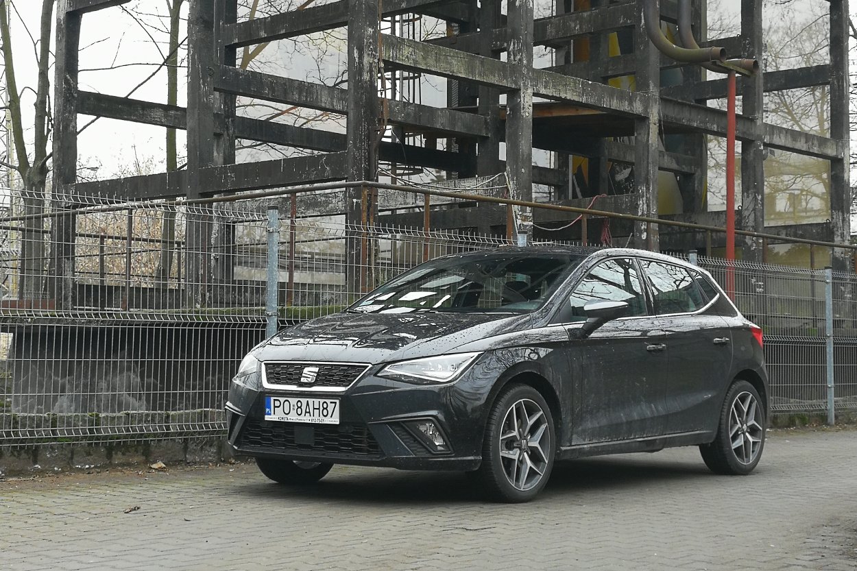 Nowy Seat Ibiza to ładne i tanie auto miejskie.
