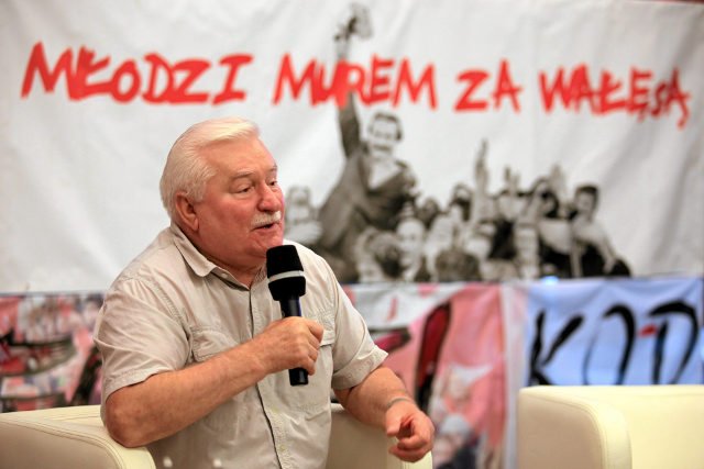 Lech Wałęsa próbuje wykazać, że największą odpowiedzialność za katastrofę smoleńską ponosi Jarosław Kaczyński.