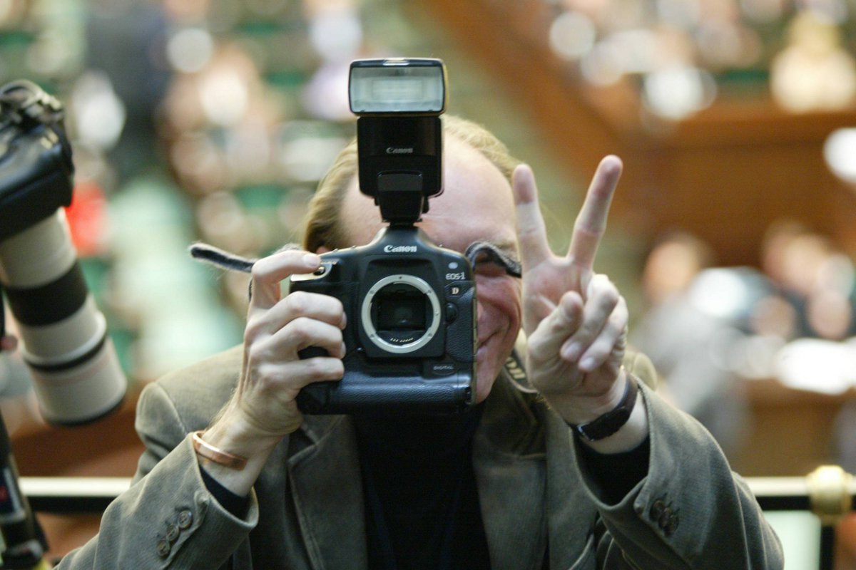 15.10.2004 Fotograf Wojciech Olkuśnik w trakcie debaty nad wotum zaufania dla rządu Marka Belki.