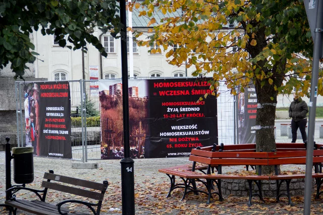 Twórcy wystawy przekonują, że homoseksualizm szkodzi zdrowiu i skraca życie.