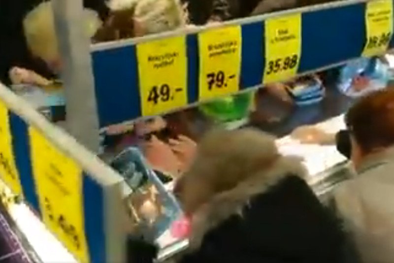 Portal "Wiadomości z Goleniowa" zaprezentował film, na którym zarejestrowano przepychanki klientów skuszonych promocją karpia.