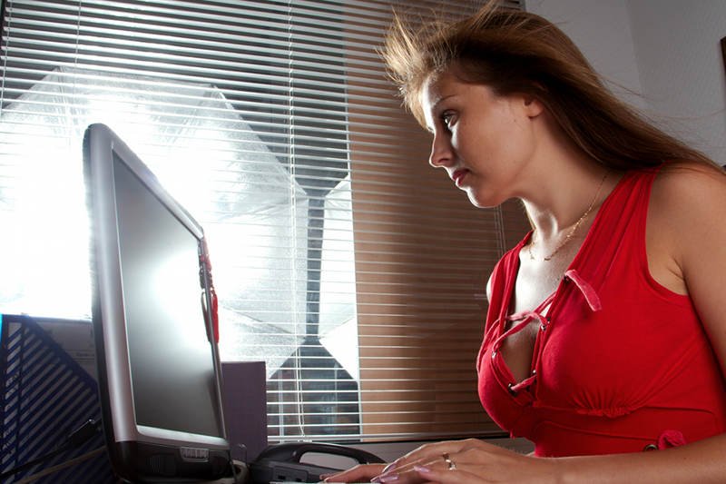 FOMO (fear of missing out) – lęk przed tym, że coś nas omija.