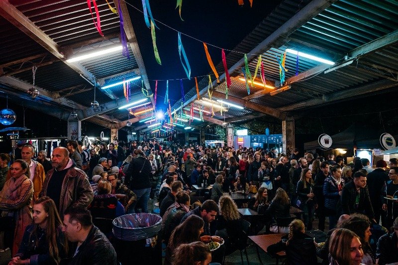 Nocny market przez kilka lat stał się kultowym miejscem w Warszawie. Jego wspomnienie zobaczymy w filmie dokumentalnym