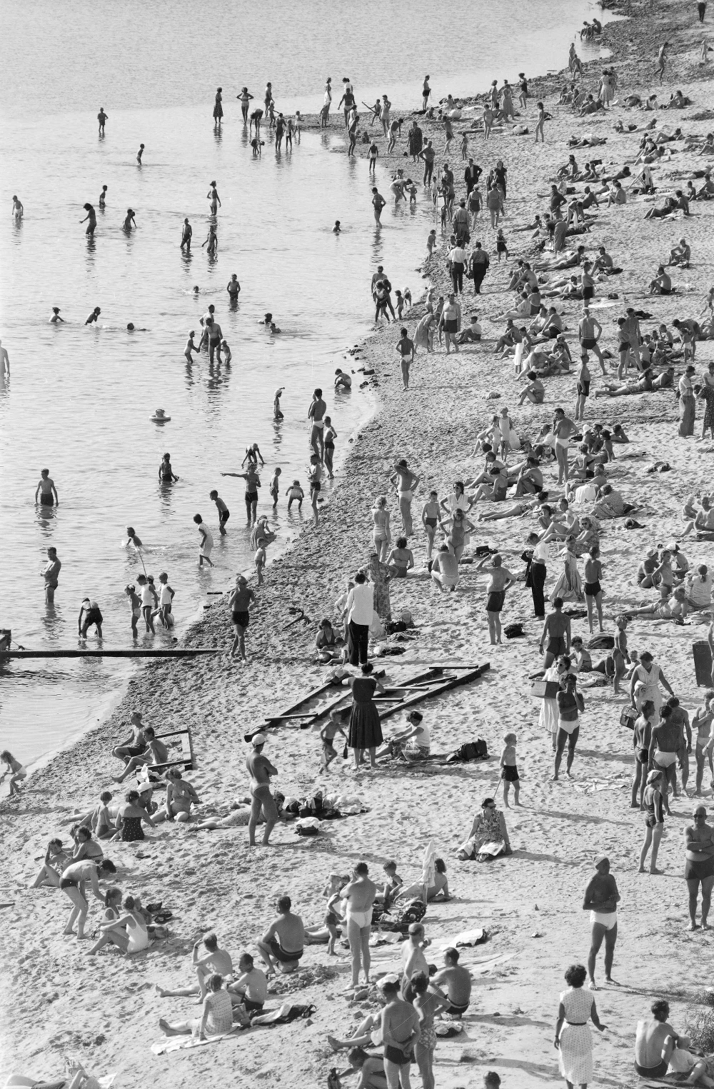 Wypoczynek na plaży nad Wisłą, 1958.