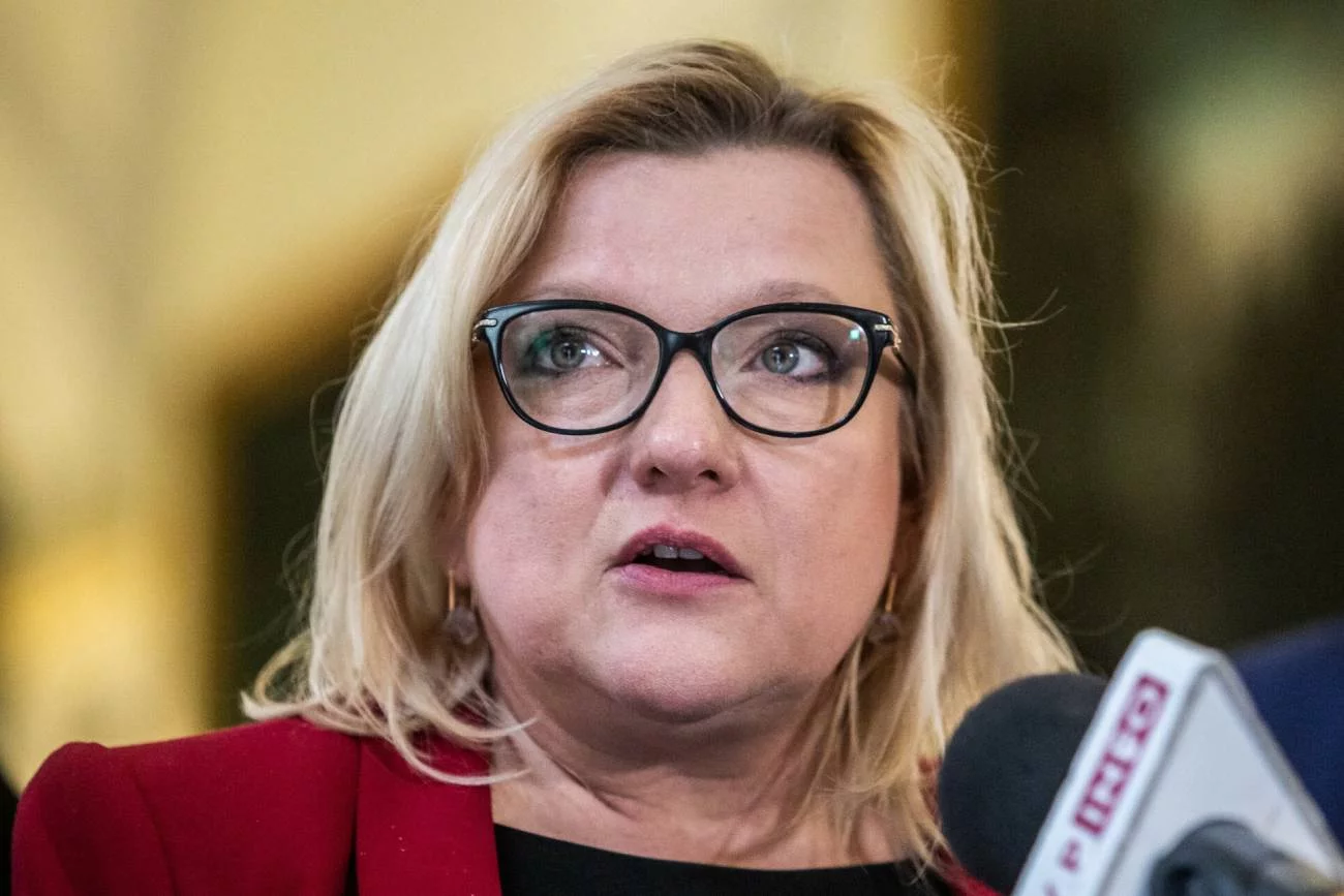 Wybrana z list PiS europosłanka Beata Kempa nawołuje rząd do tego, by nie płacić kary zasądzonych wobec Polski ws. kopalni Turów. Wybrana z list PiS europosłanka Beata Kempa nawołuje rząd do tego, by nie płacić kary zasądzonych wobec Polski ws. kopalni Turów.