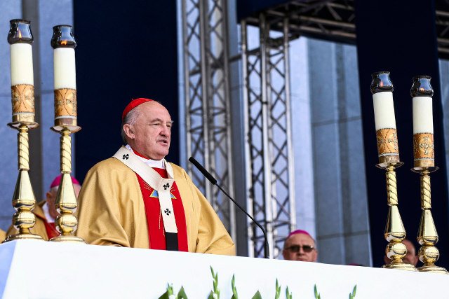 O uruchomienie dzwonów w godzinę "W" poprosił m.in. metropolita warszawski kard. Kazimierz Nycz