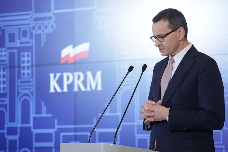 Niektórzy zarzucają PiS, że rząd za późno podjął decyzje ws. koronawirusa.